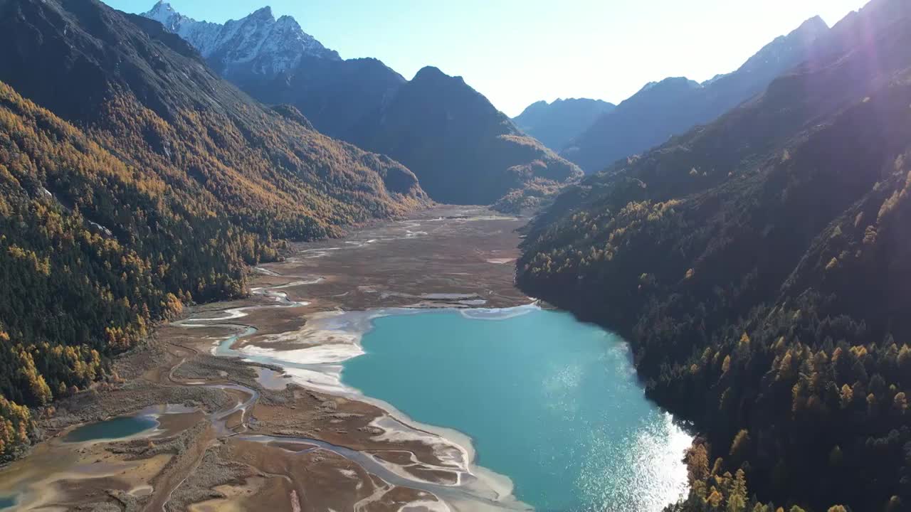 4K航拍川西莲花湖月亮湾秋天森林自然风光视频素材