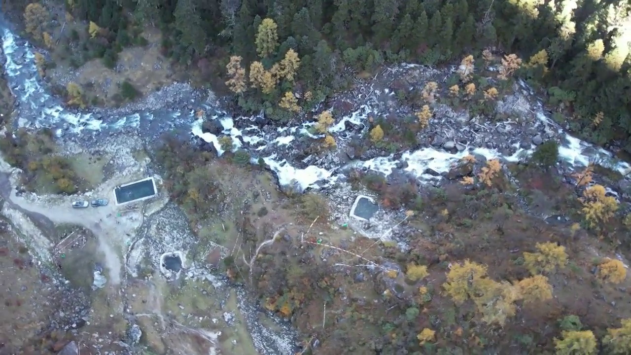 4K航拍川西莲花湖月亮湾秋天森林自然风光视频素材