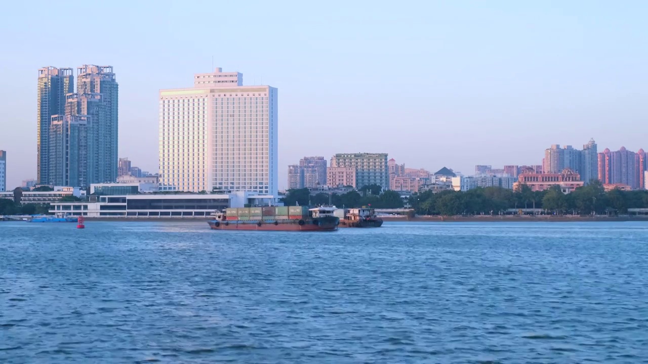 广州珠江岸白天鹅宾馆白色建筑与江上货船视频素材