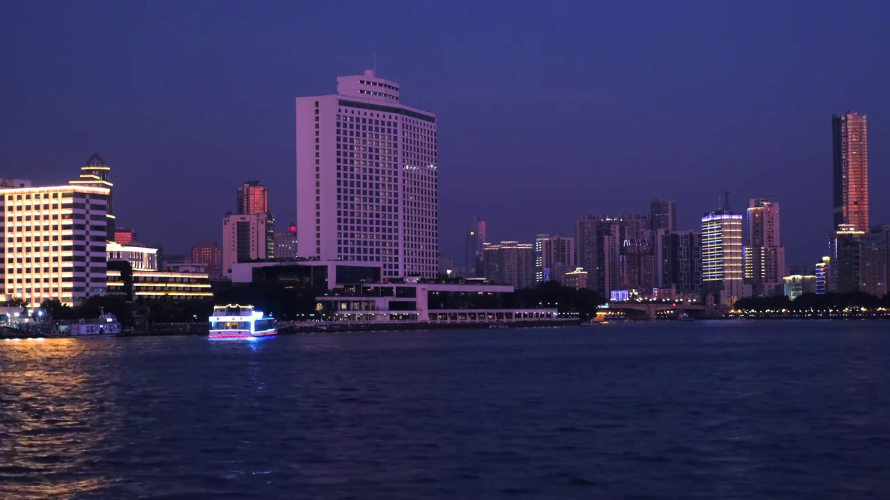 广州珠江岸沙面岛白天鹅宾馆夜景灯光视频素材