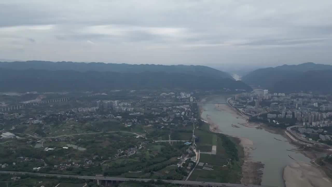 阴雨天气下的重庆北碚城市风光航拍视频素材