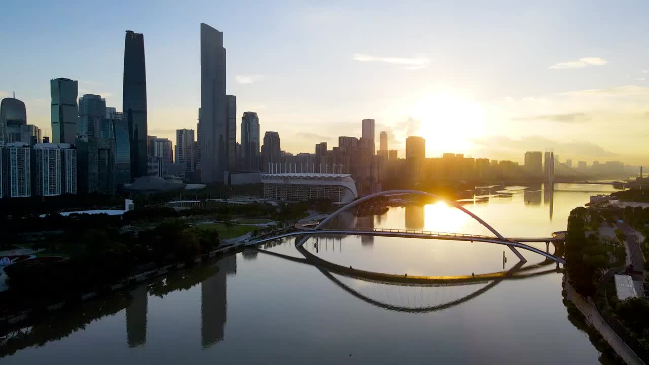 广州海心桥和珠江新城城市天际线日出航拍视频素材