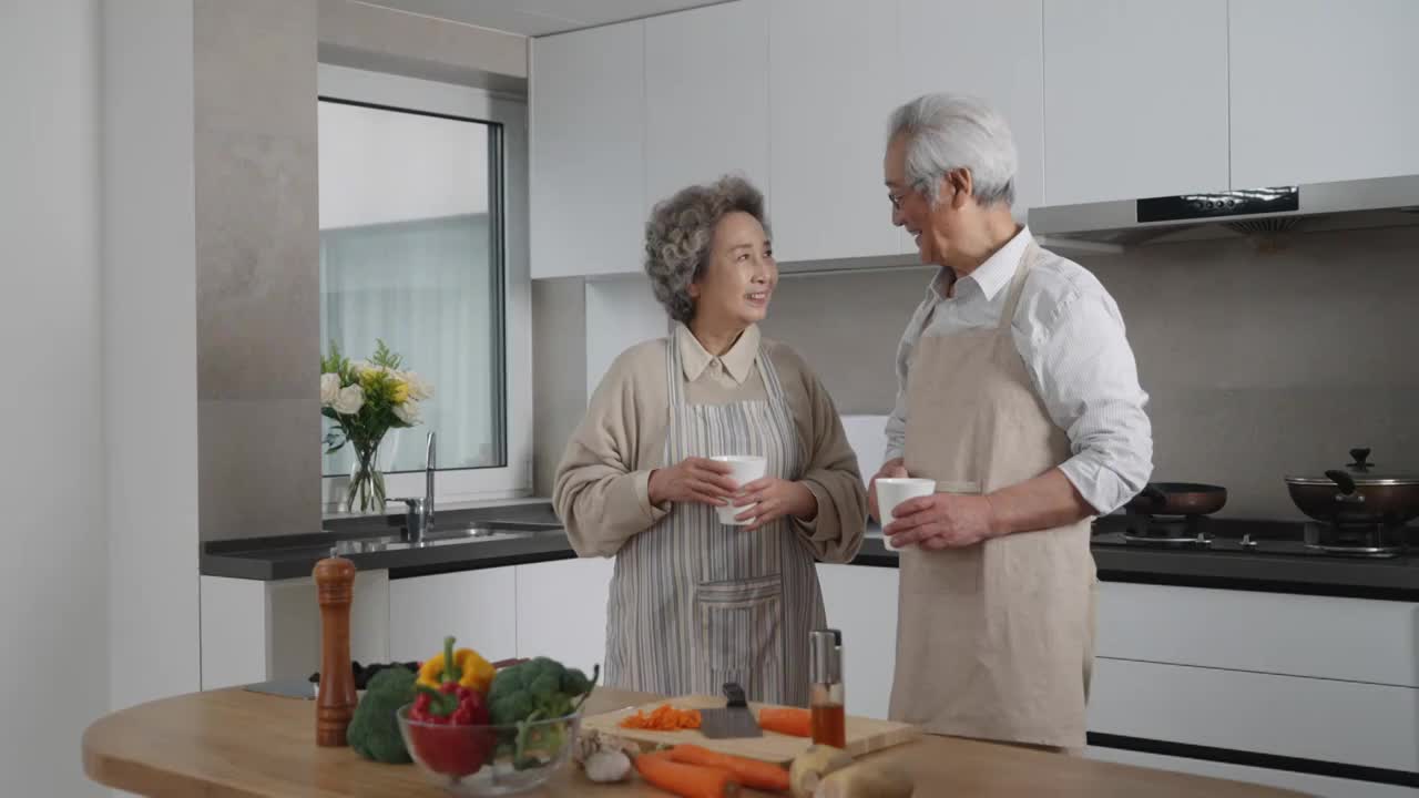 老年夫妇在厨房做饭视频素材