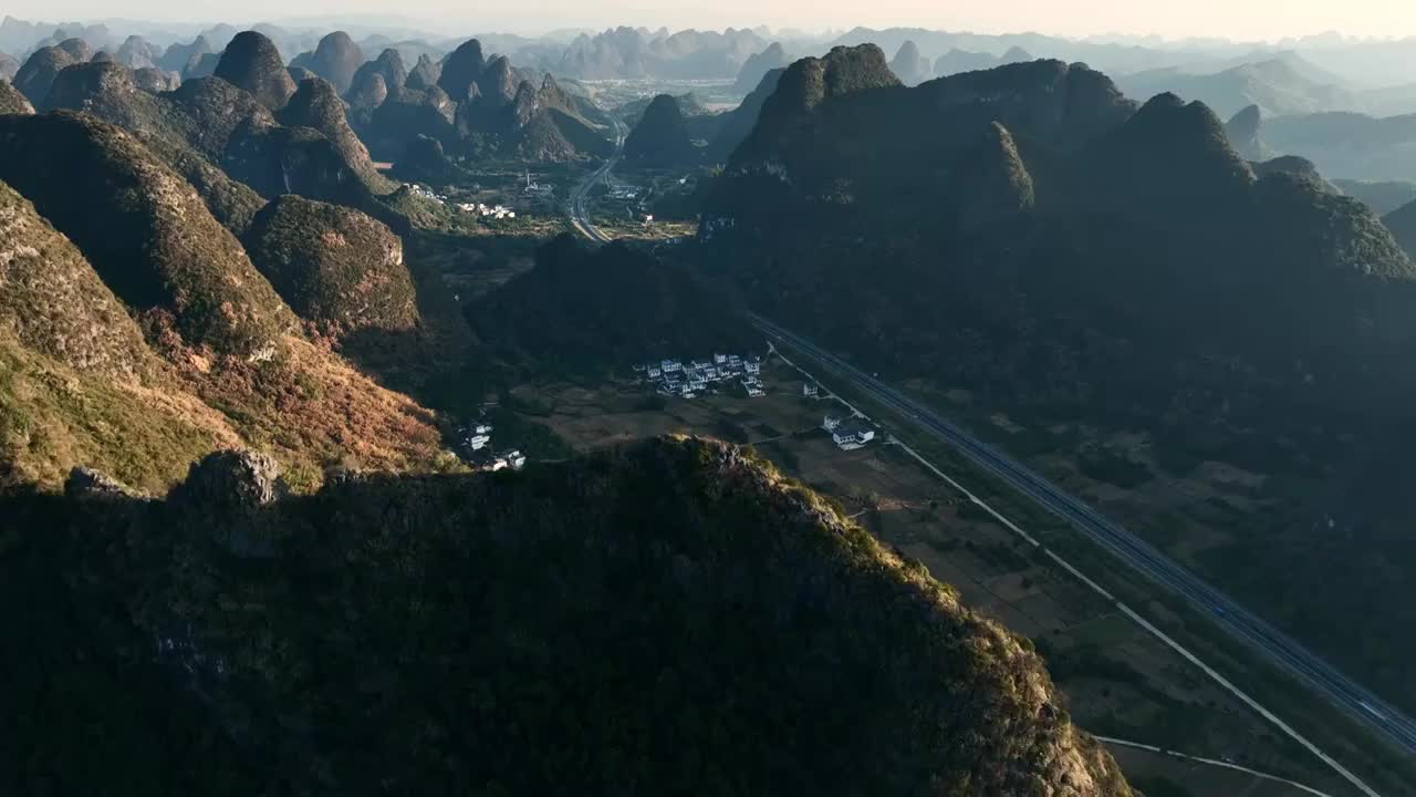 秋天夕阳在山峰中形成的射光和山谷中的高速公路视频素材