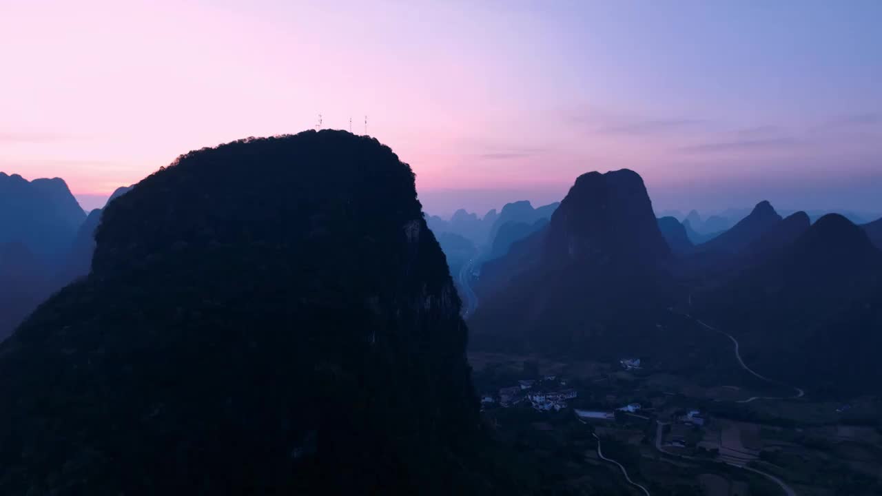 秋天清晨日出时分喀斯特地貌山谷中的高速公路视频素材