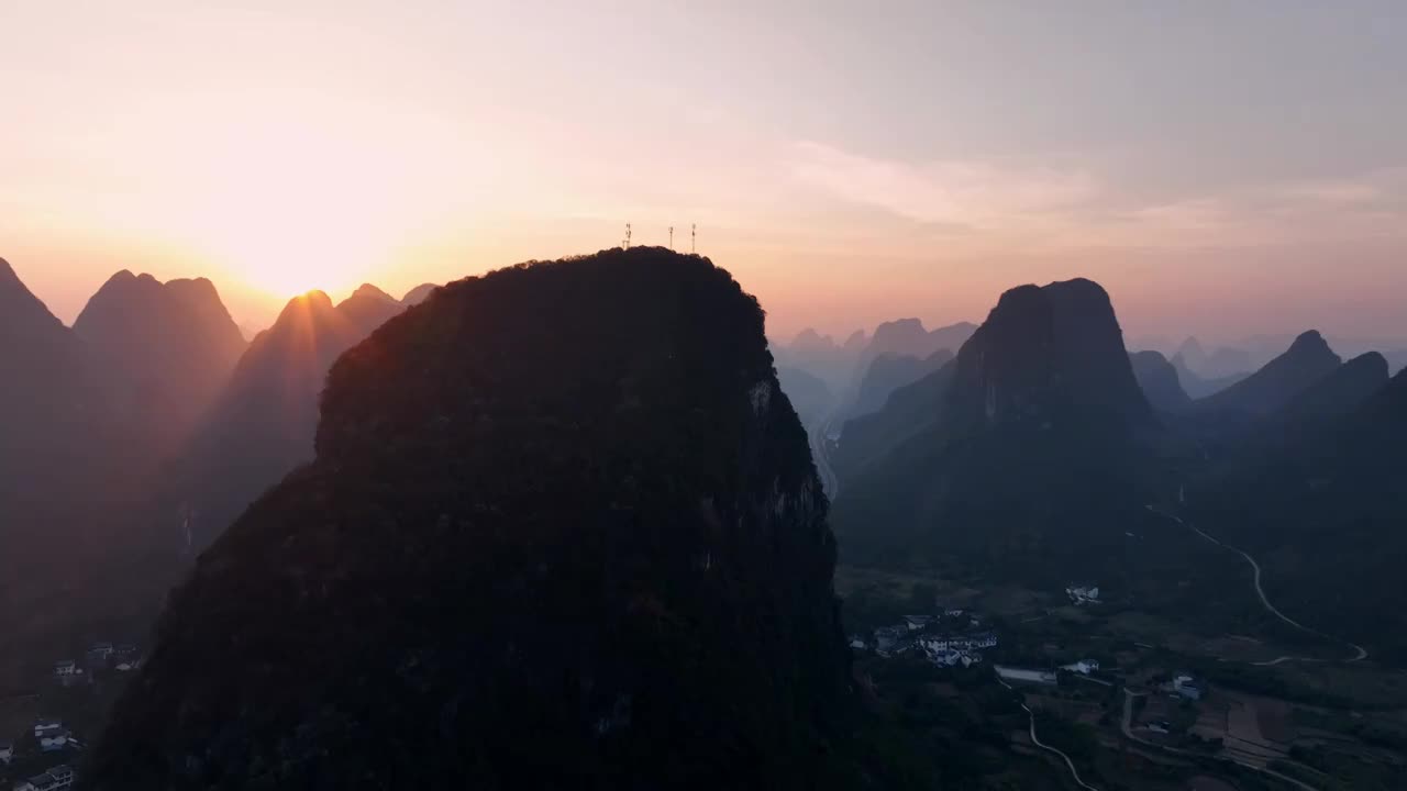 秋天清晨日出时分喀斯特地貌山谷中的高速公路视频素材