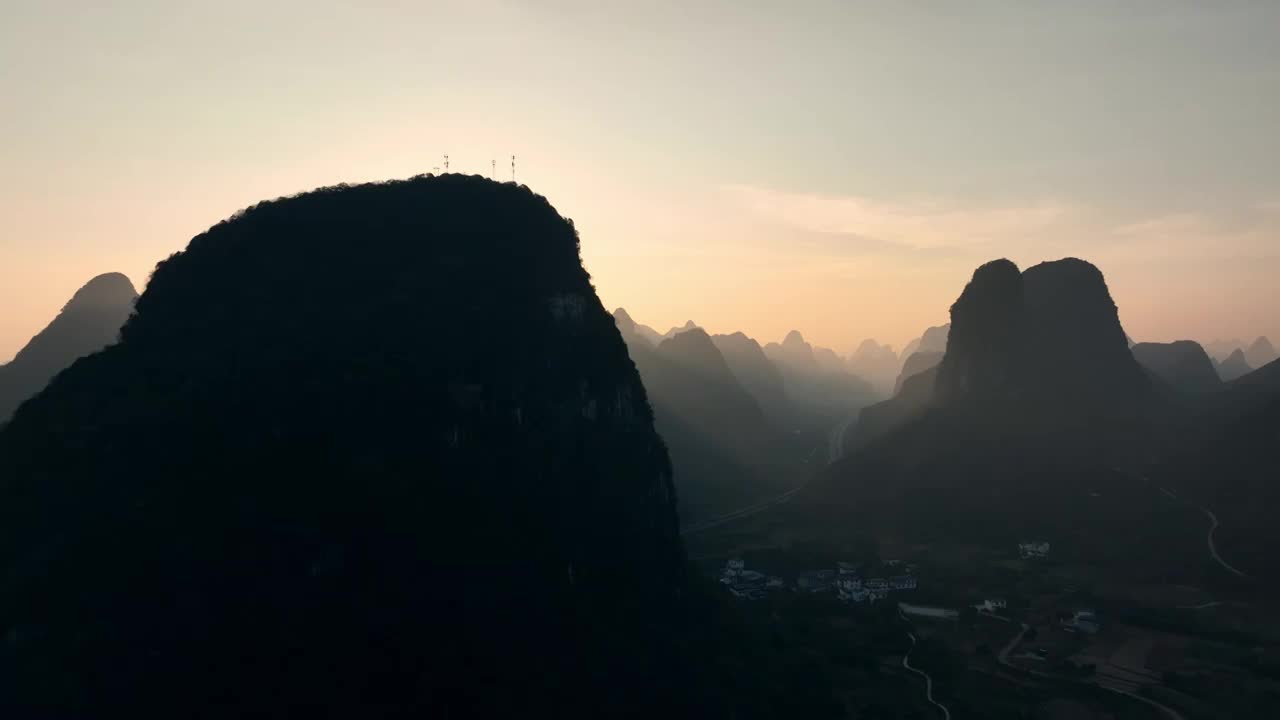 秋天清晨日出时分喀斯特地貌山谷中的高速公路视频素材