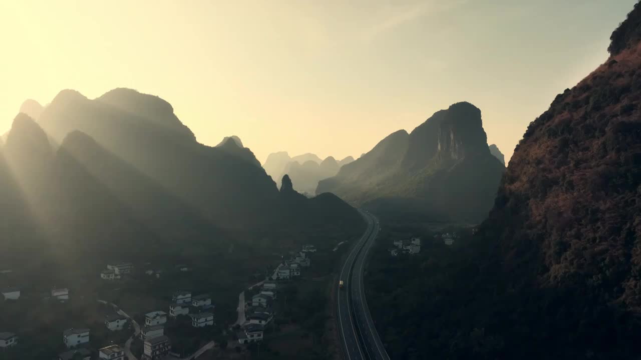 秋天清晨日出时分喀斯特地貌山谷中的高速公路视频素材