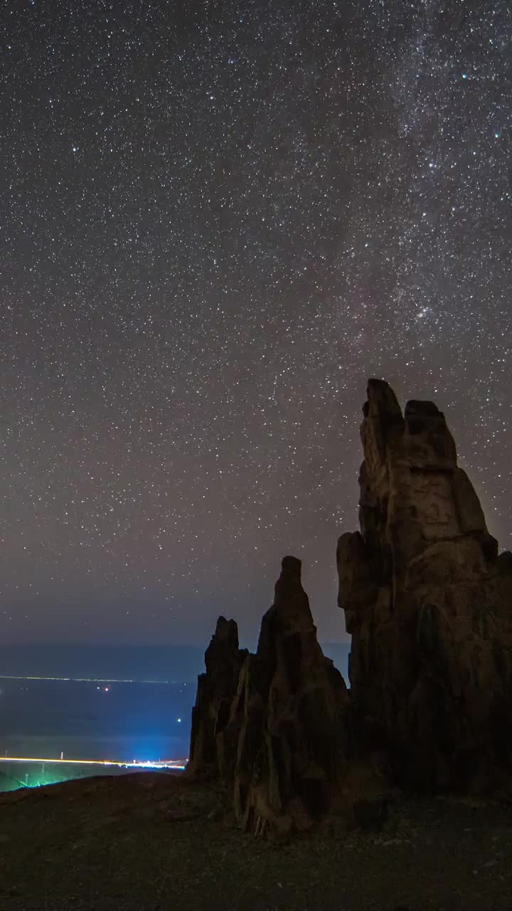 星空延时：新疆天山夜空星轨视频素材