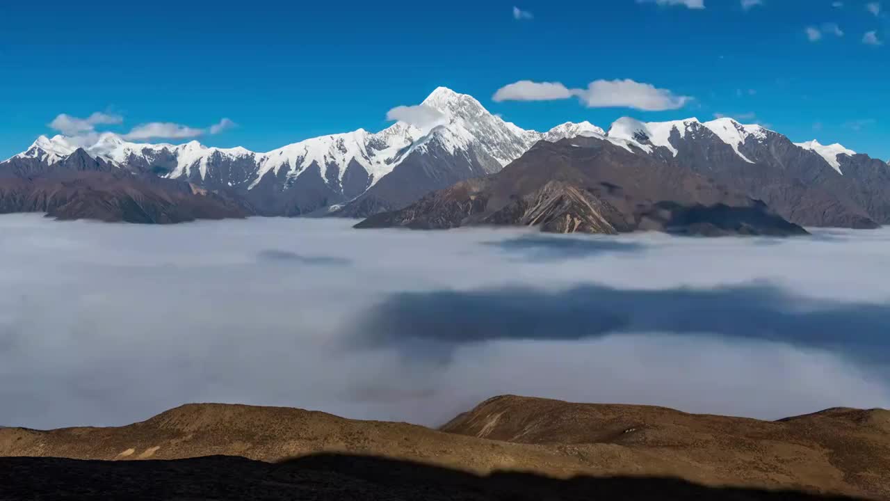 贡嘎雪山云海佛光日照金山视频素材