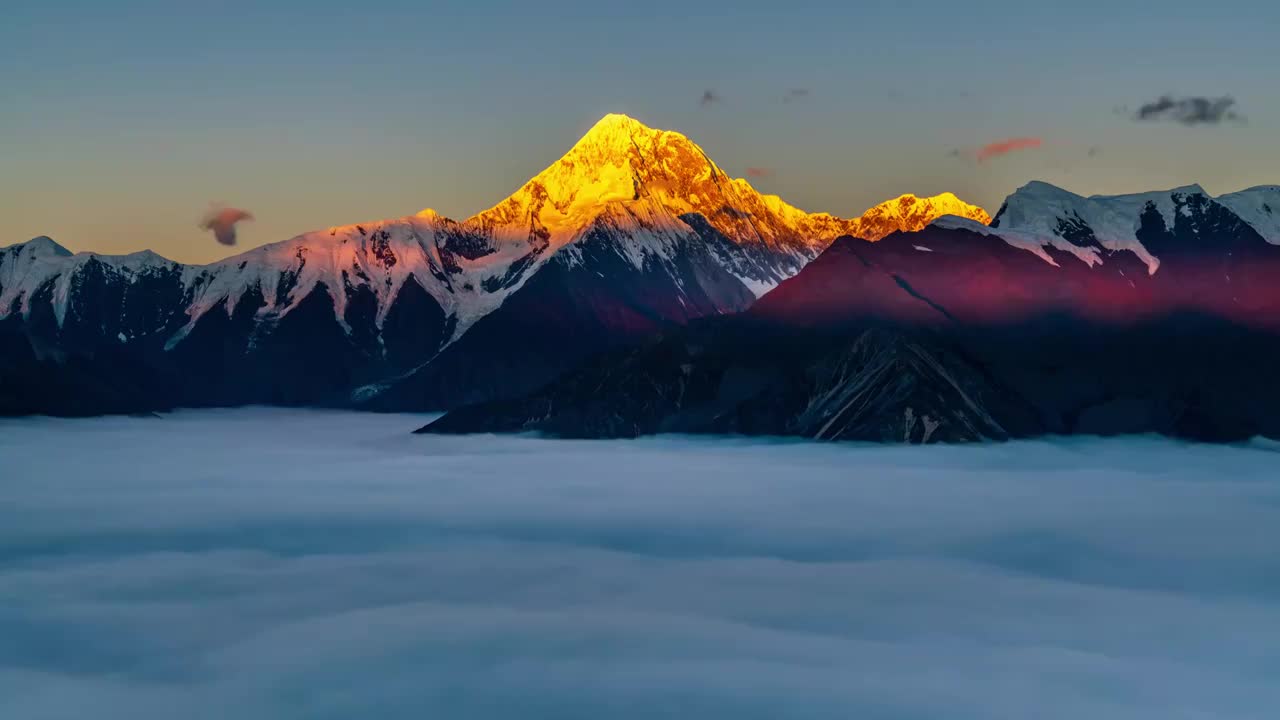 贡嘎雪山云海佛光日照金山视频素材