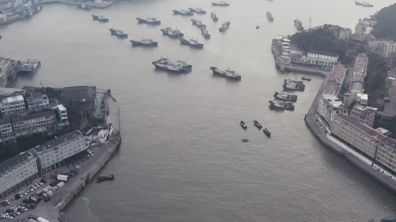 浙江台州海面上成群的渔船航拍视频素材