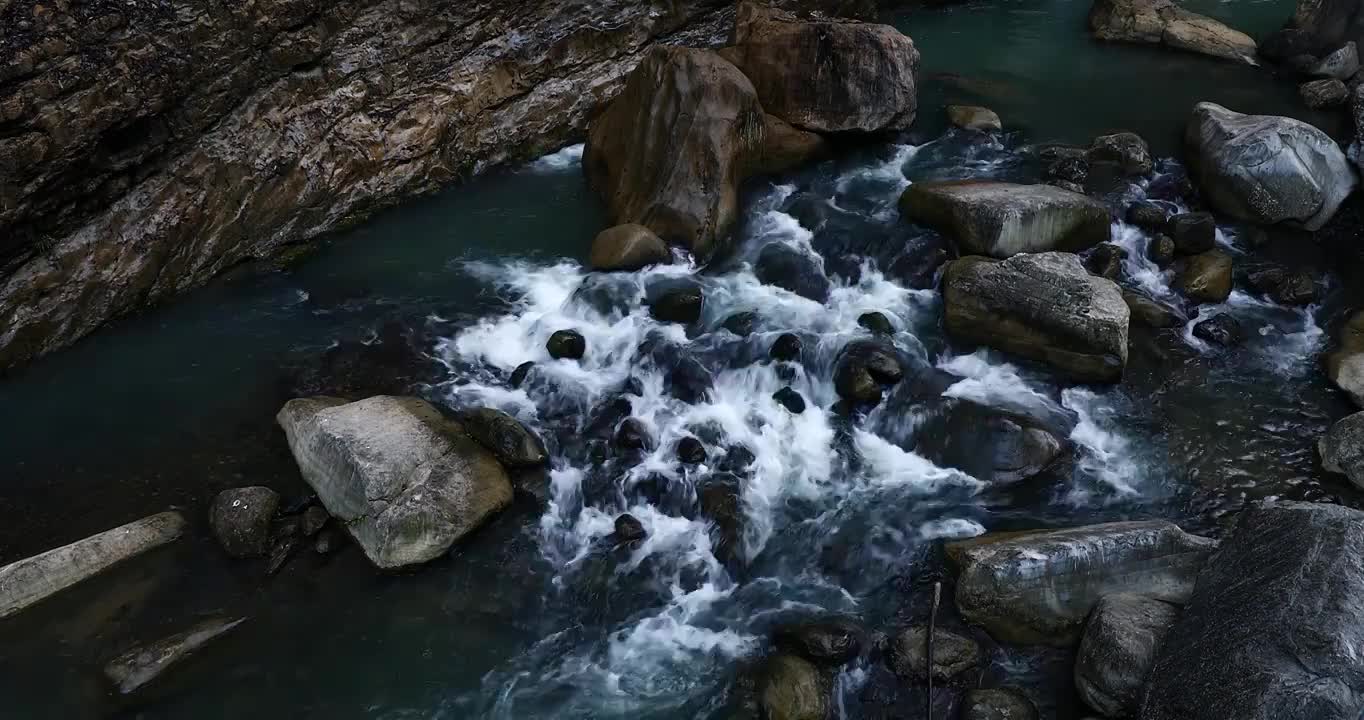 峡谷中的河流，水流动的河谷视频素材