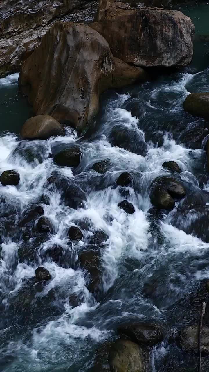 峡谷中的河流，水流动的河谷视频素材