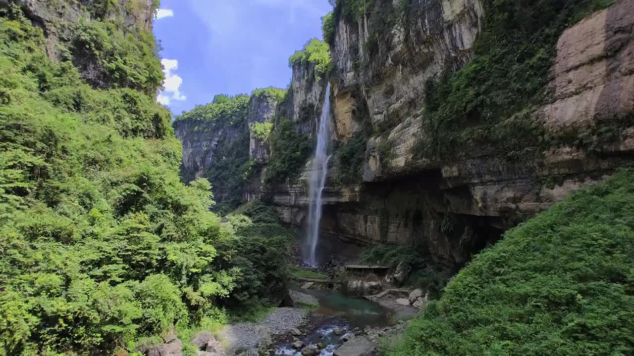 峡谷中的瀑布，恩施大峡谷的风景，云龙地缝景区视频素材