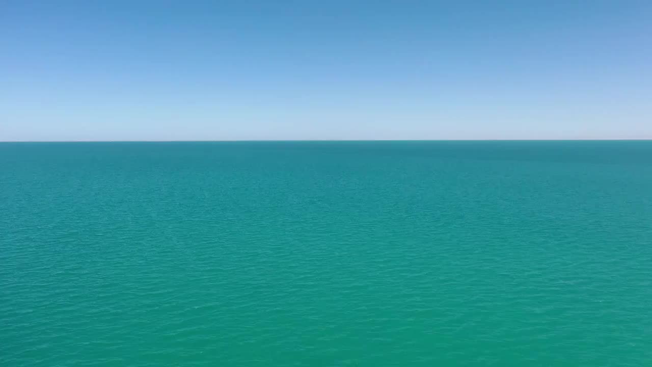 宁静的水面，清新的地平线，青海湖的夏日风光视频素材