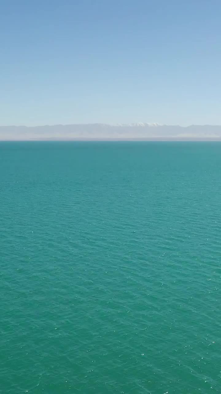 宁静的水面，清新的地平线，青海湖的夏日风光视频素材