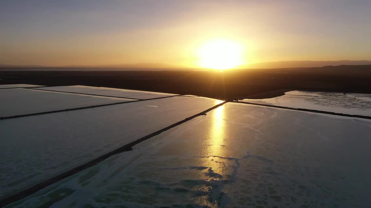 日落时的湖泊，湖泊的日落，夕阳下的湖水，茫崖翡翠湖视频素材