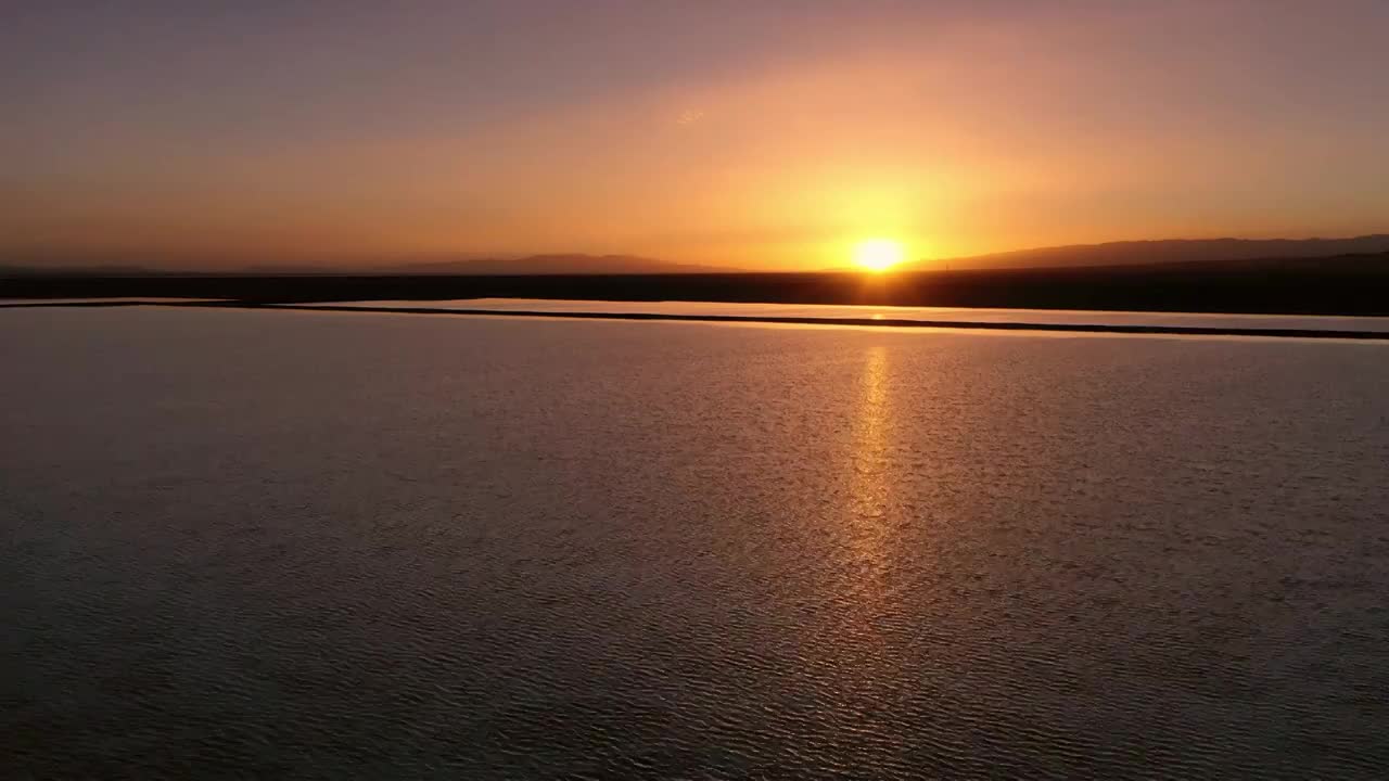 日落时的湖泊，湖泊的日落，夕阳下的湖水，茫崖翡翠湖视频素材