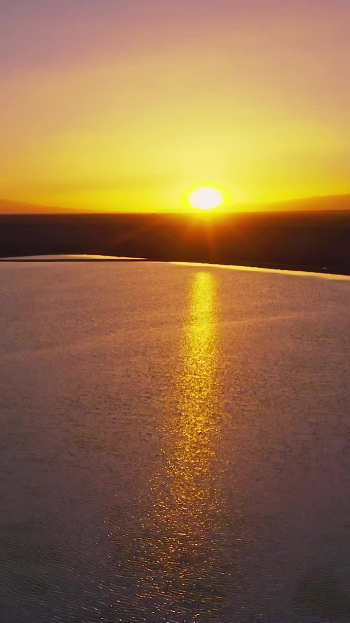 日落时的湖泊，湖泊的日落，夕阳下的湖水，茫崖翡翠湖视频素材