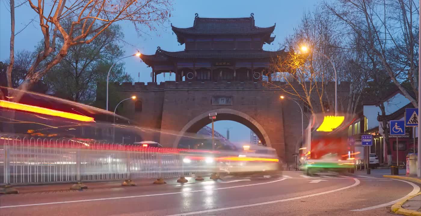 延时摄影武汉城市地标铁门关古城墙夜景车流视频素材