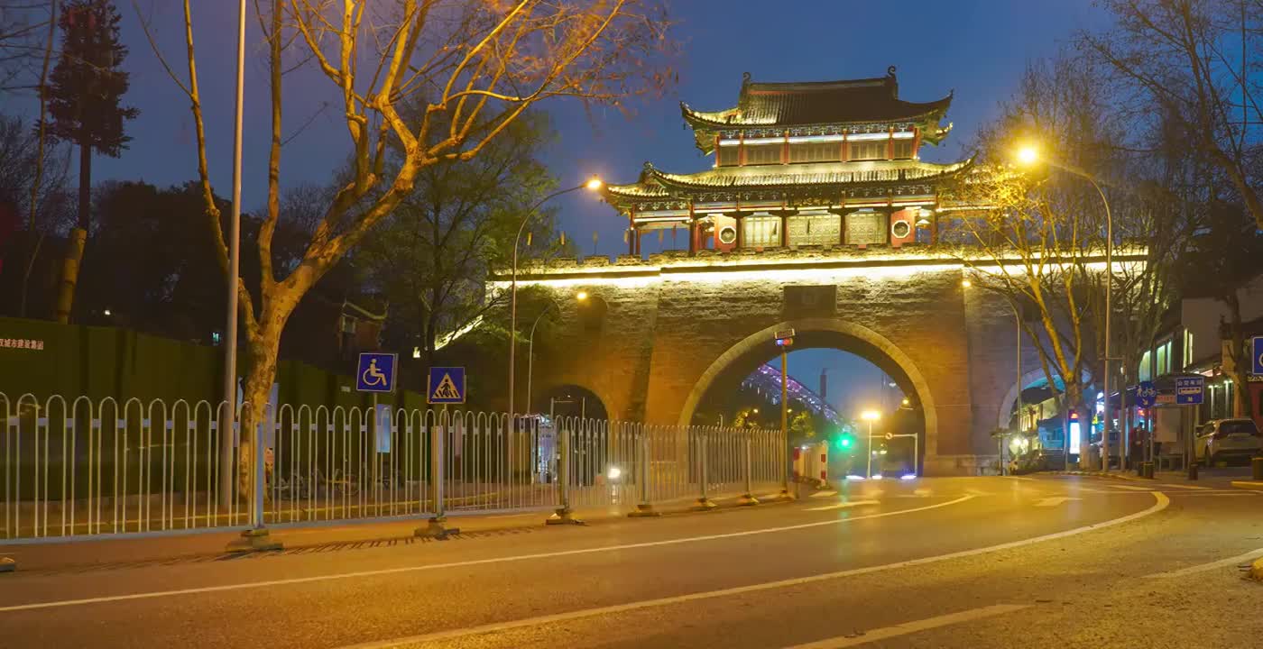 延时摄影武汉城市地标铁门关古城墙夜景车流视频素材