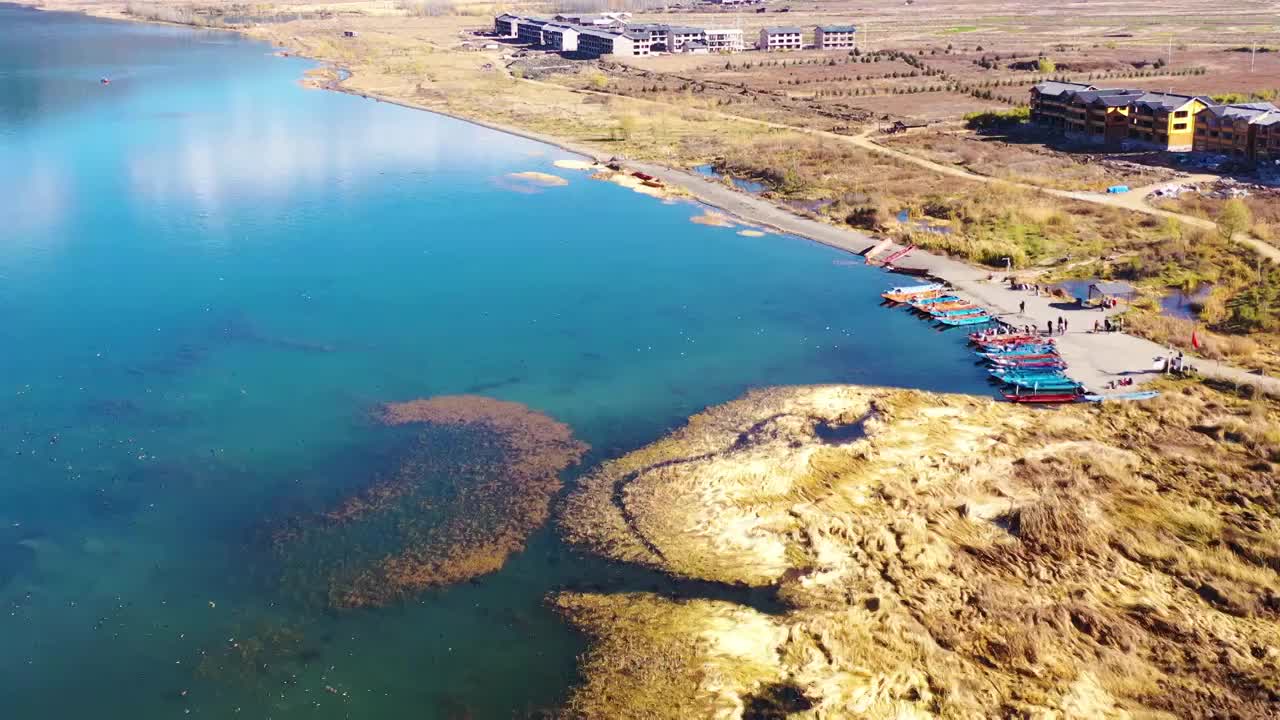 航拍云南泸沽湖秋天秋色游船湖泊风光视频素材