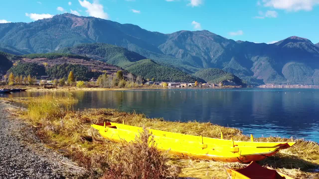 航拍云南泸沽湖秋天秋色游船湖泊风光视频素材