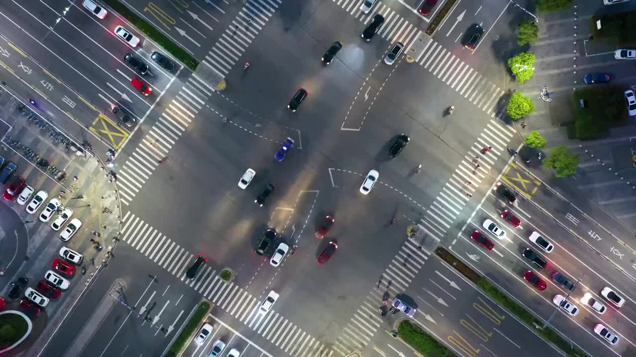 俯瞰城市街道十字路口交通车流夜景视频素材