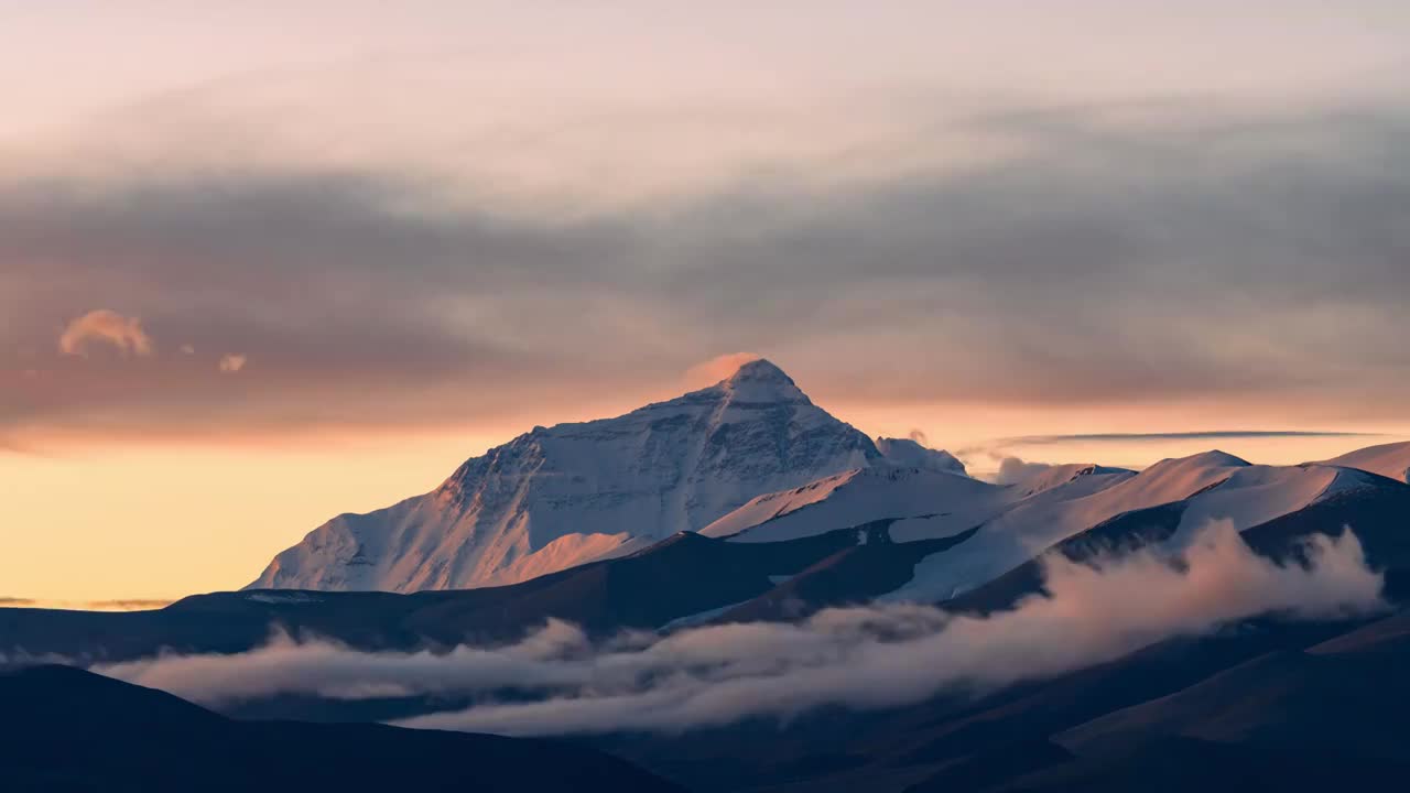 珠穆朗玛峰日照金山视频素材