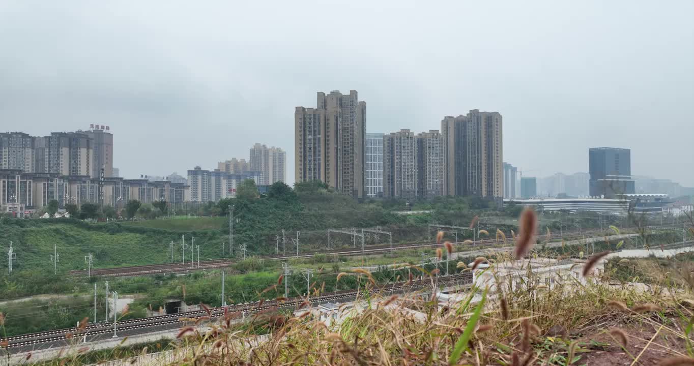 奔驰在内江市的高铁视频素材