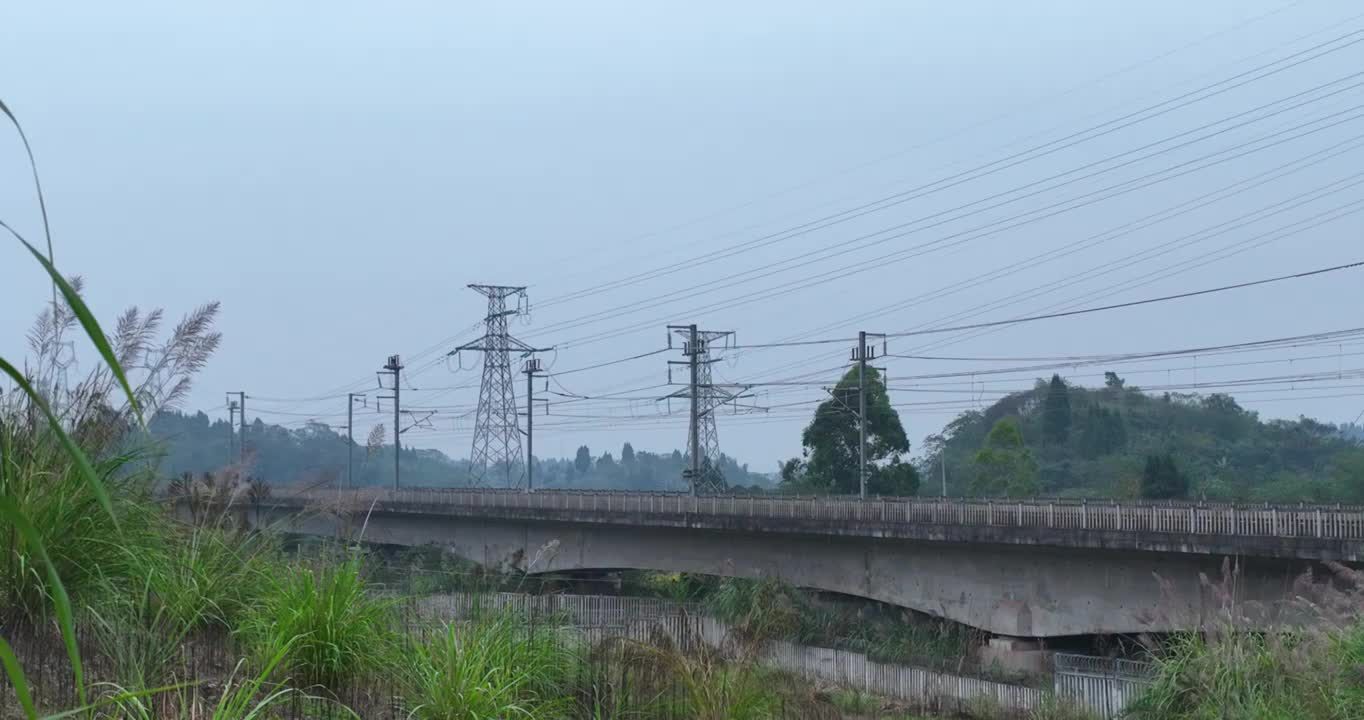 奔驰在内江市的高铁视频素材