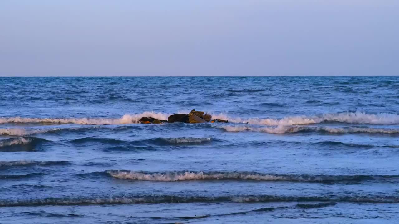 青海湖旅游景区湖面水浪礁石视频素材