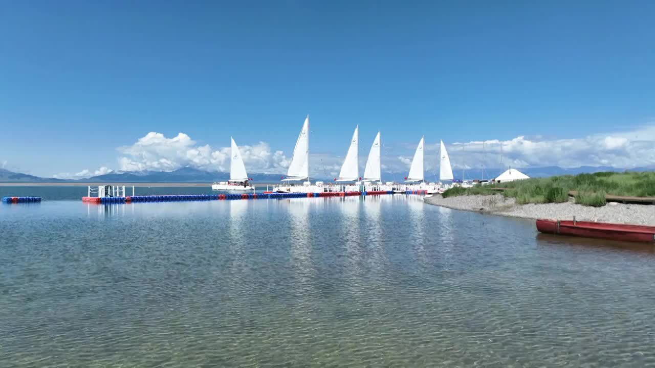 赛里木湖水天一色视频素材