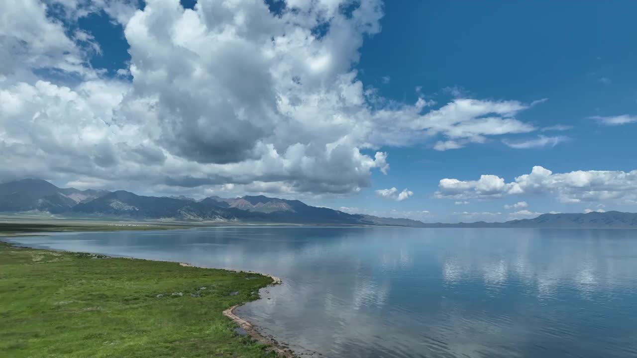 赛里木湖碧水蓝天视频素材