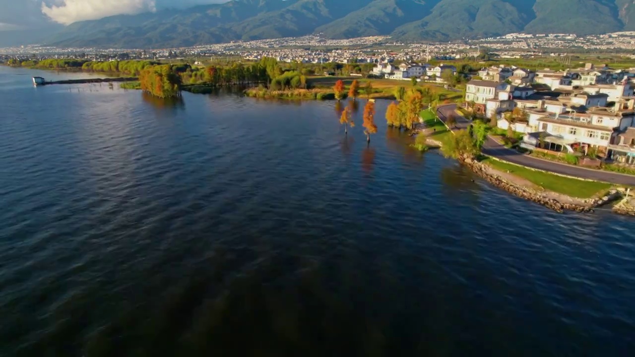 洱海湿地道路村庄和游人视频素材