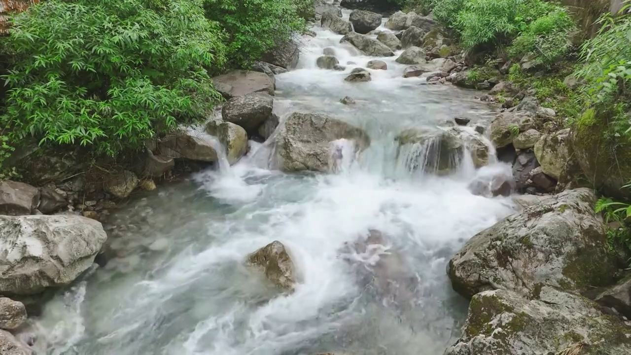 绿水青山高山溪谷潺潺流水视频素材