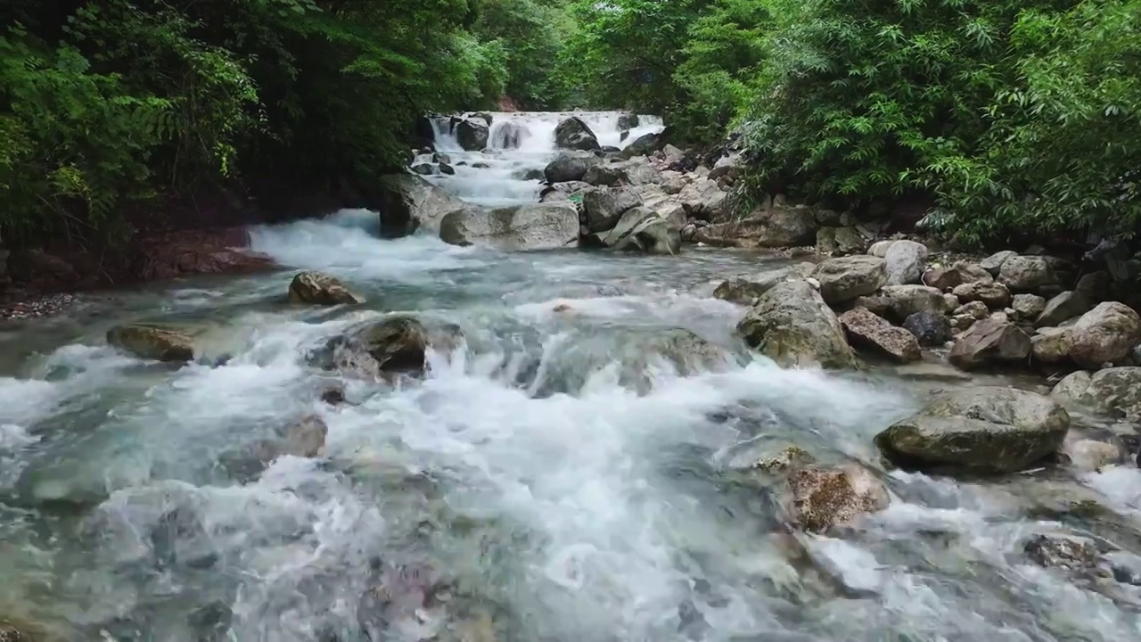 绿水青山高山溪谷潺潺流水视频素材