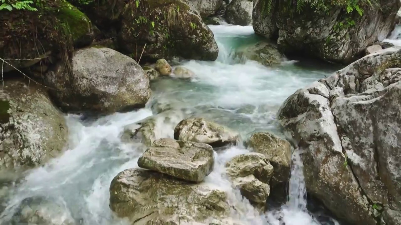 绿水青山高山溪谷潺潺流水视频素材