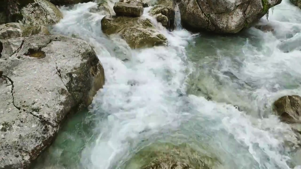 绿水青山高山溪谷潺潺流水视频素材