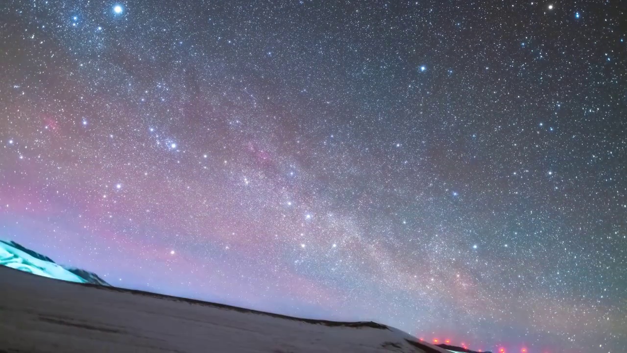 星空延时：夜空气辉中的双子座流星雨视频素材