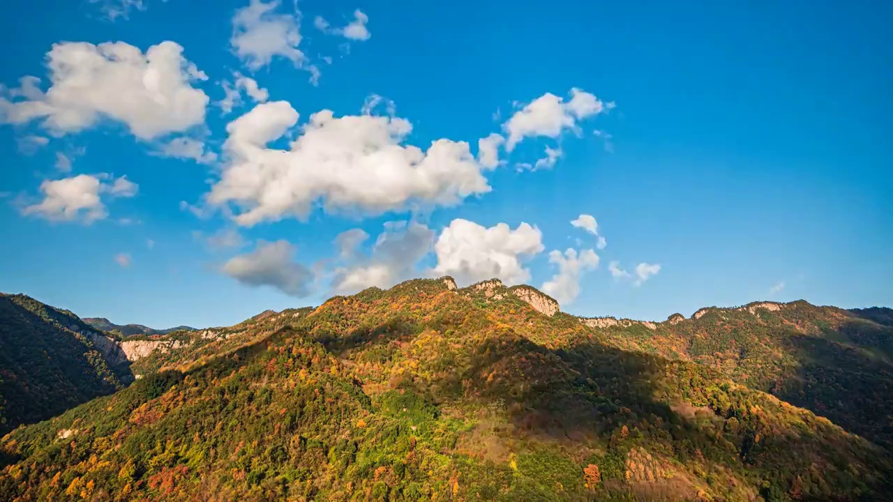 秋季宁波溪口风景名胜区山岭与云彩视频素材