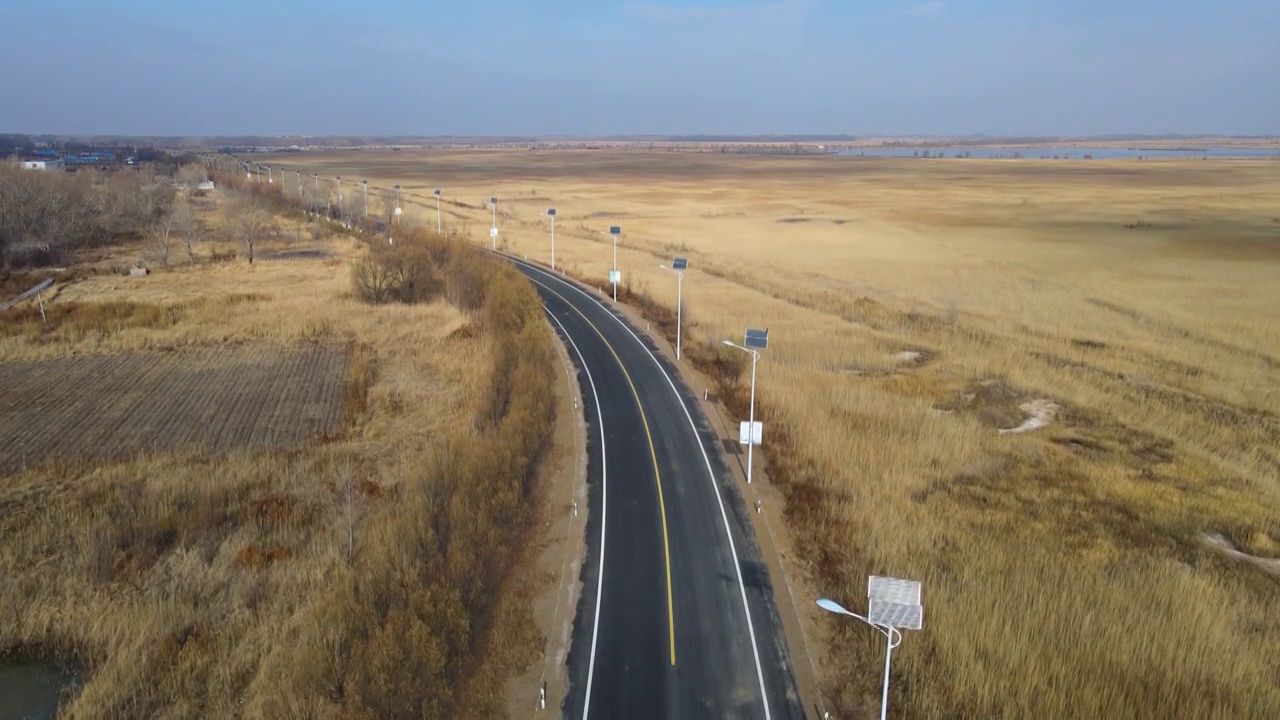 秋天穿过湿地的公路视频素材