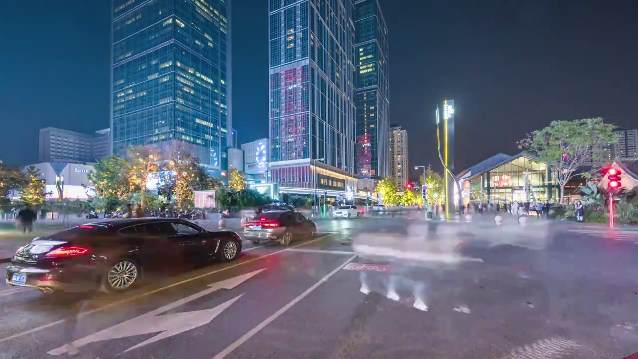 成都春熙路太古里IFS夜景路口繁忙的交通延时摄影视频素材