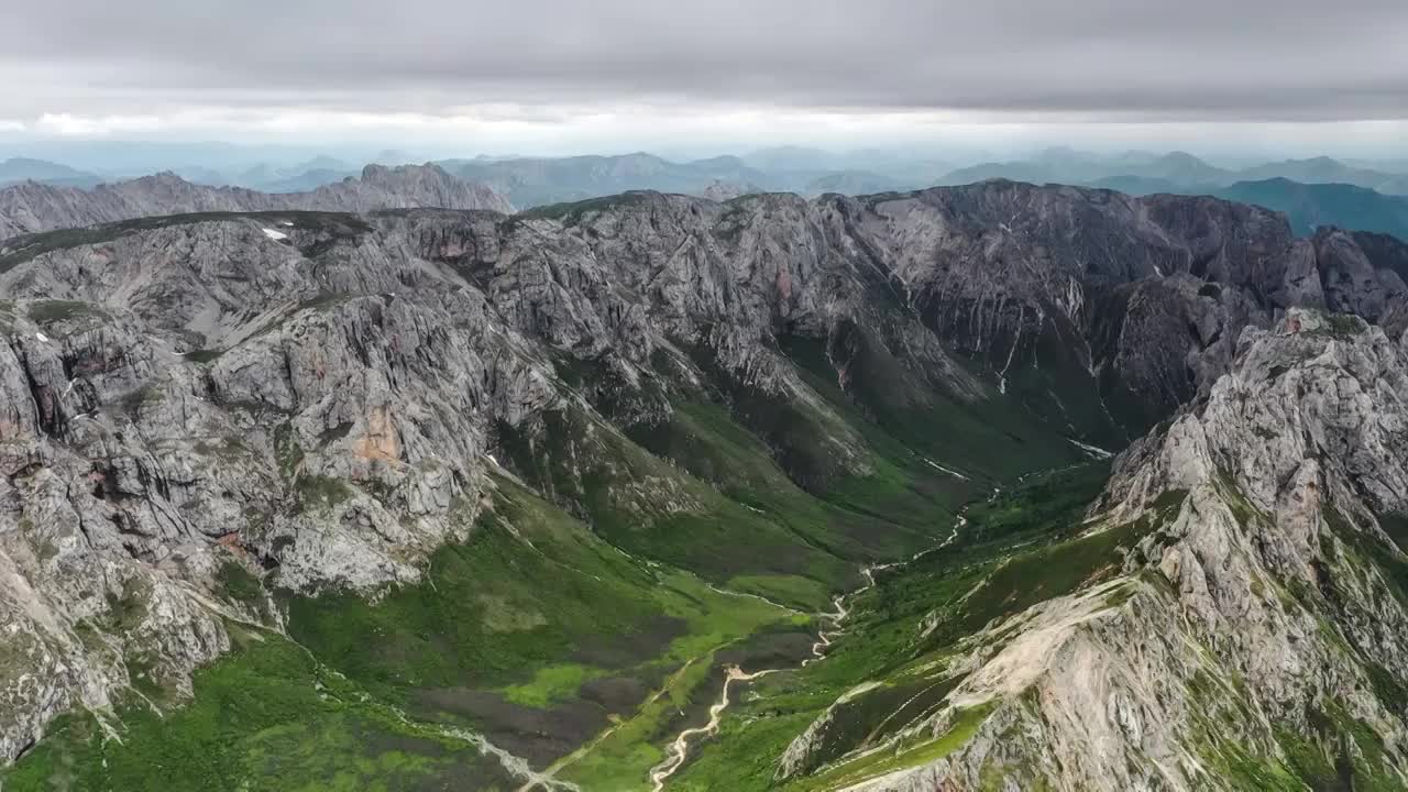 甘南的石山耸立视频素材