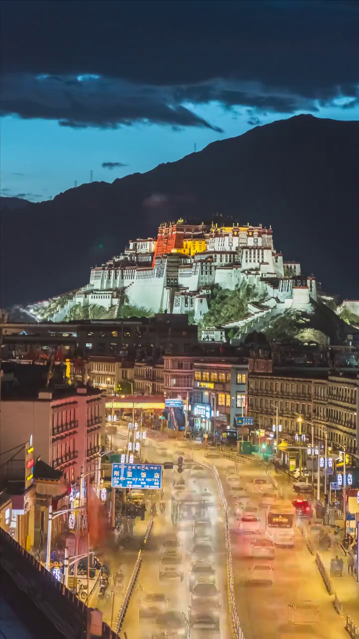 西藏拉萨市城市风景日落夜景延时视频素材