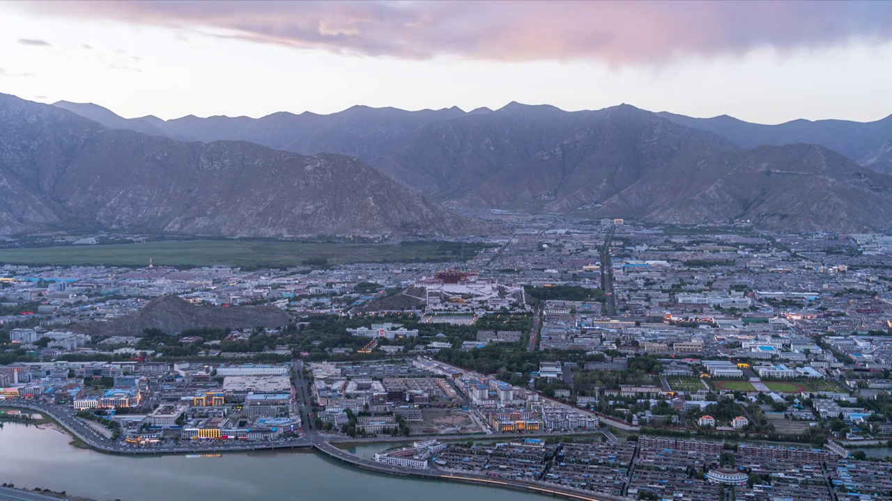 西藏拉萨市城市风景日落夜景延时视频素材