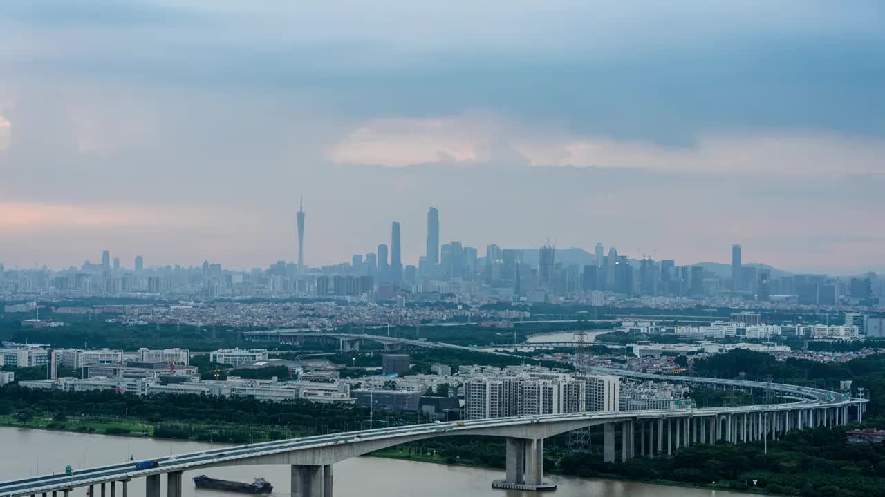 广州南沙港快速日落时的进城车轨视频素材