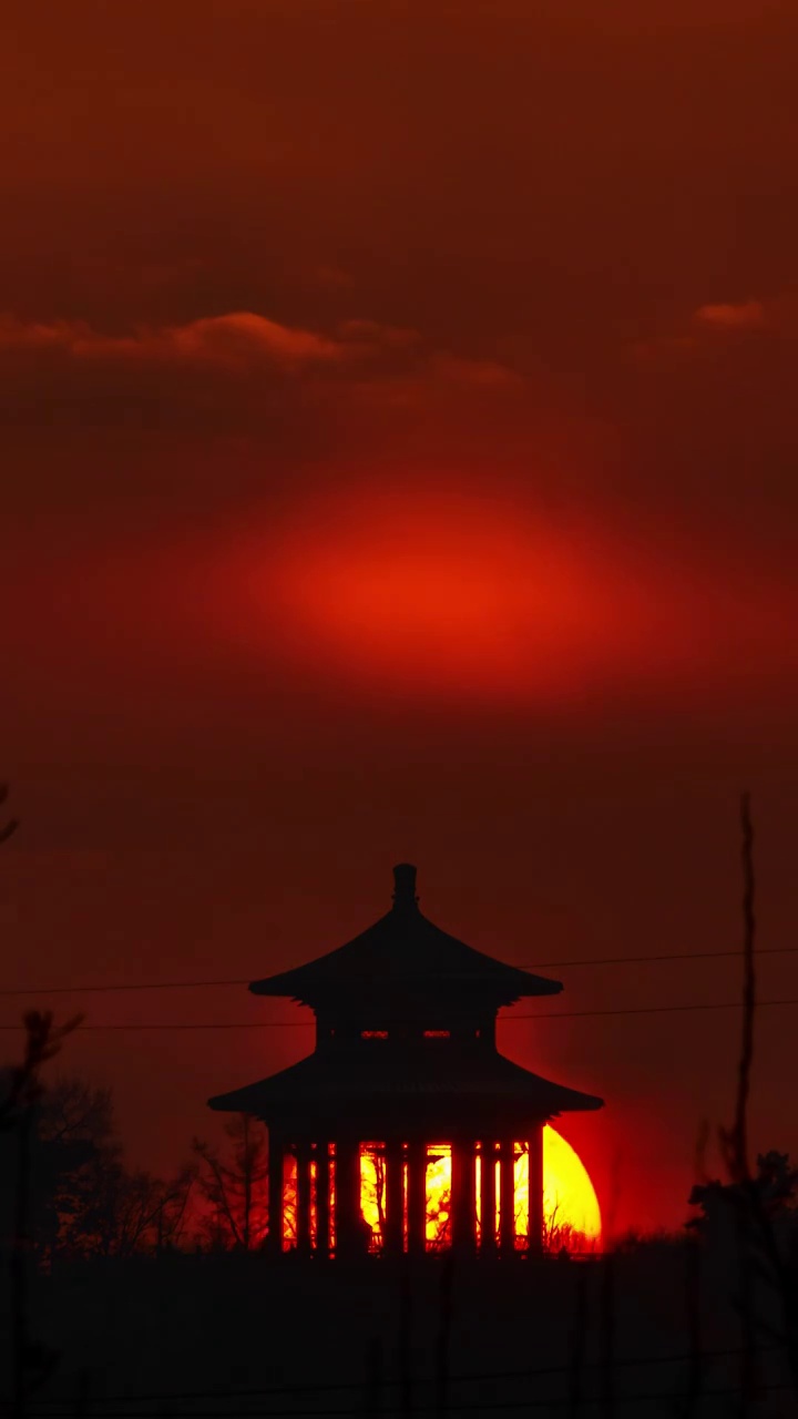 日落时分太阳划过山顶中国传统凉亭视频素材