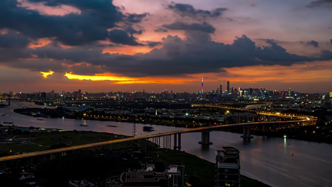 广州南沙港快速路车流运输的日转夜时刻视频素材